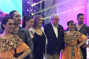 Embajador Guelar y Sra. junto a bailarines argentinos